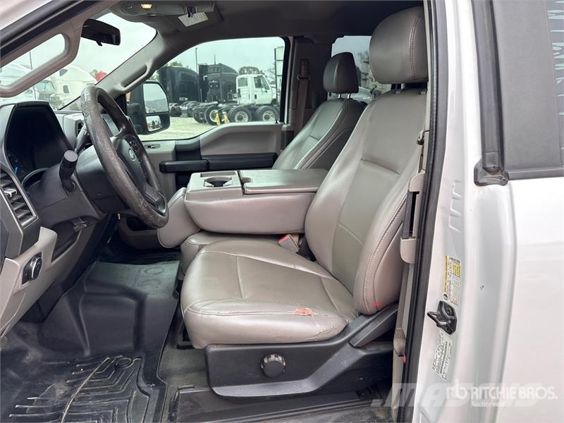 Ford F-250 4x2 Extended Cab Pickup Outro