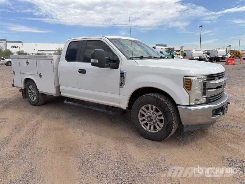 Ford F-250 4x2 Extended Cab Utility Truck Пикапи