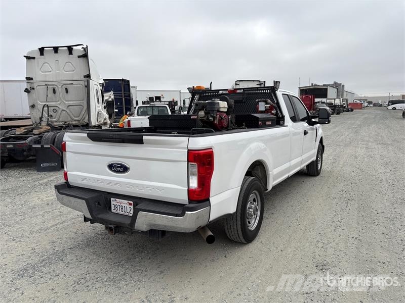 Ford F-250 4x2 Extended Cab Pickup Outro
