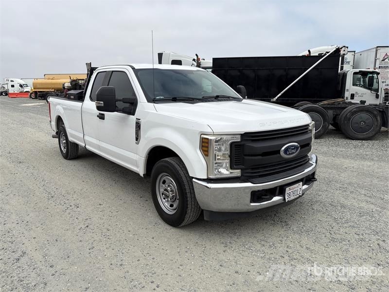 Ford F-250 4x2 Extended Cab Pickup Outro