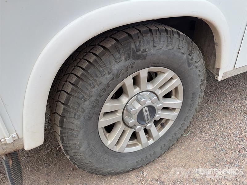 Ford F-250 4x2 Extended Cab Utility Truck Пикапи