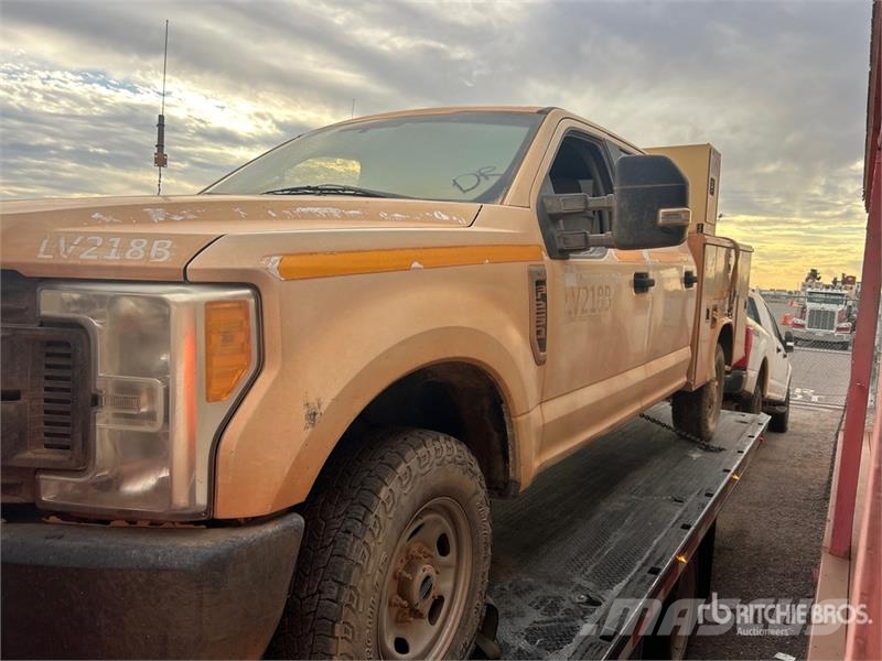 Ford F-250 4x4 Crew Cab Pickup Otros
