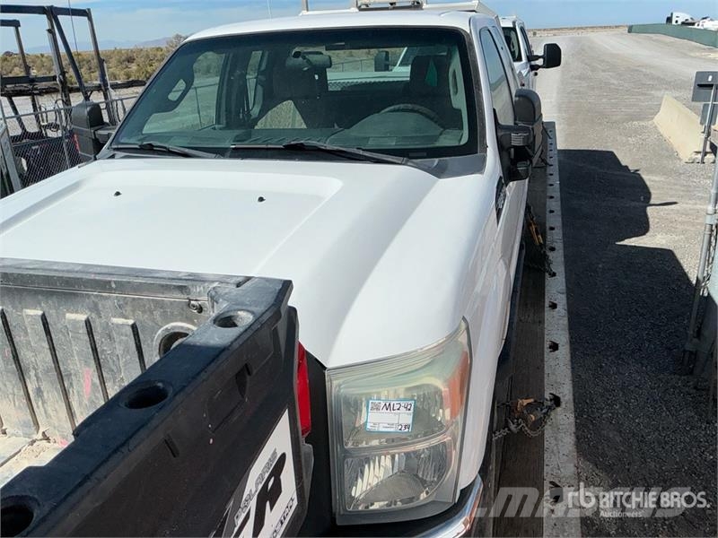 Ford F-250 4x4 Crew Cab Pickup その他