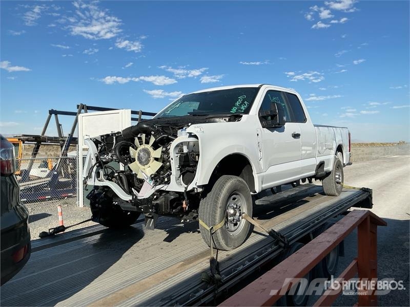 Ford F-250 4x4 Extended Cab Pickup (Inoperable) 기타