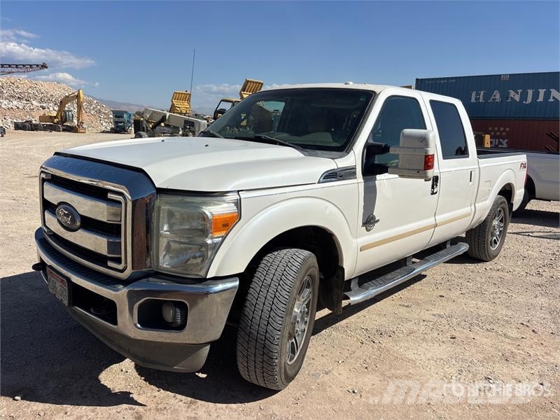Ford F-250 FX4 4x4 Crew Cab Pickup その他