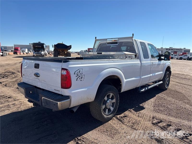 Ford F-250 Lariat 4x4 Extended Cab Pickup أخرى
