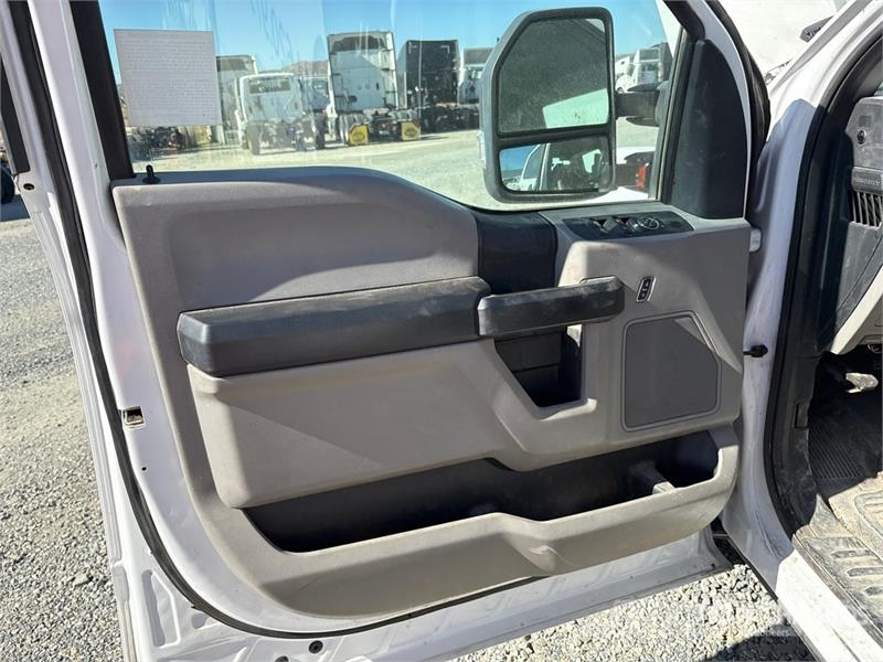 Ford F-250 XL 4x2 Crew Cab Pickup 其他