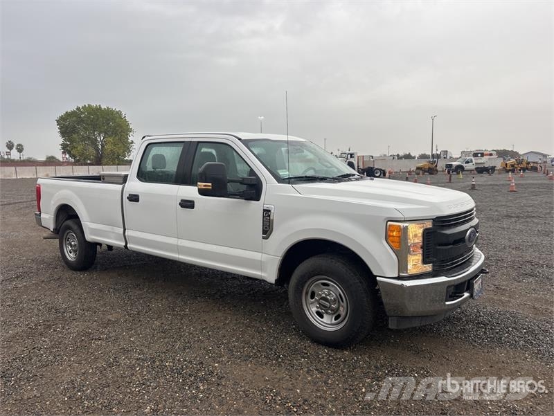 Ford F-250 XL 4x2 Crew Cab Pickup Furgoni altro