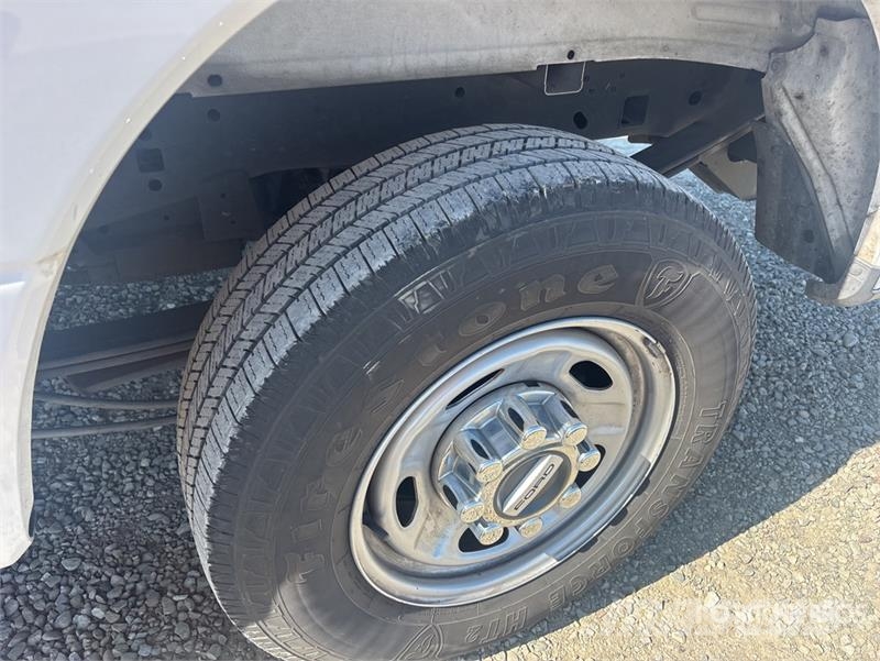 Ford F-250 XL 4x2 Crew Cab Pickup Ostalo