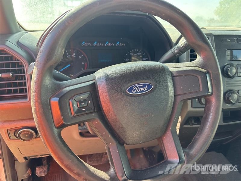 Ford F-250 XL 4x2 Crew Cab Pickup Egyéb