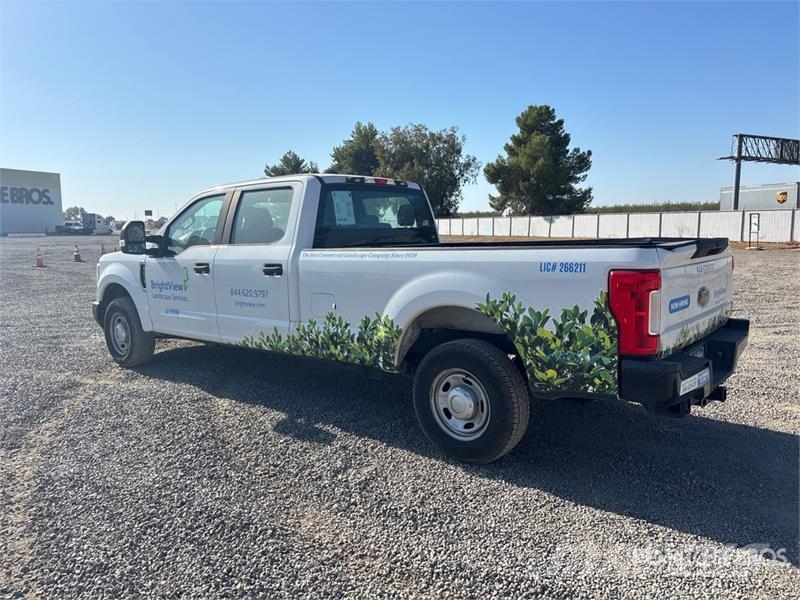 Ford F-250 XL 4x2 Crew Cab Pickup Andere Transporter