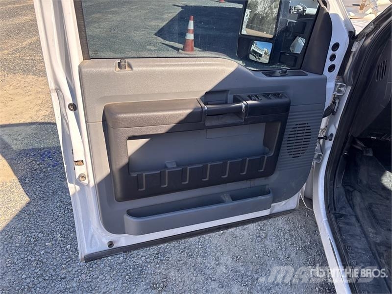 Ford F-250 XL 4x2 Crew Cab Pickup Otras furgonetas