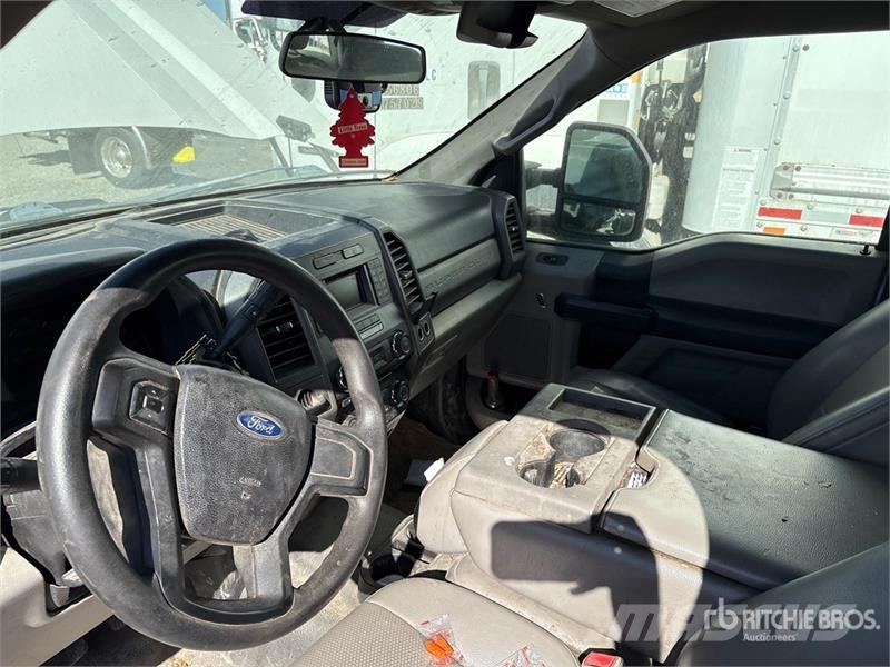 Ford F-250 XL 4x2 Crew Cab Pickup 其他