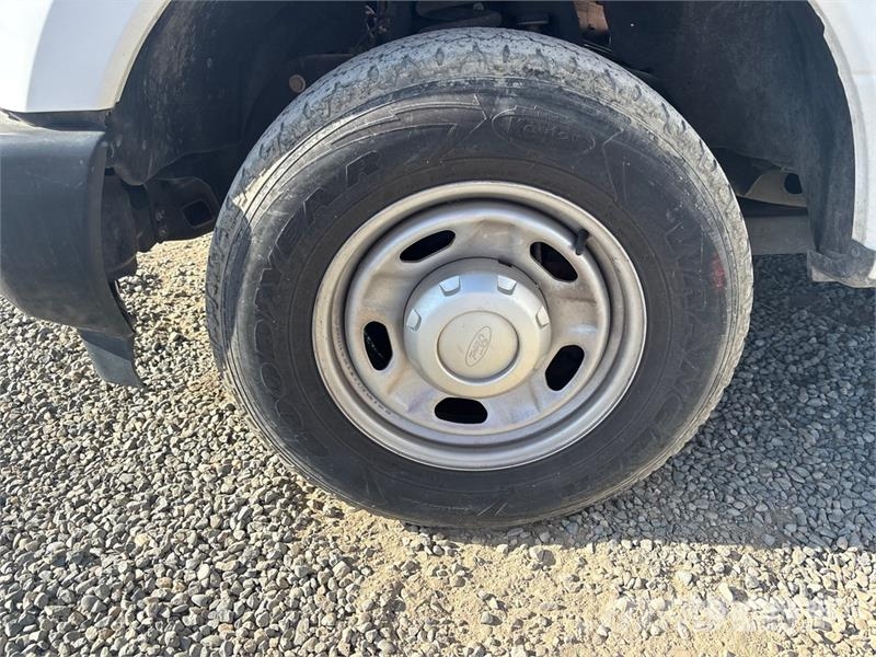 Ford F-250 XL 4x2 Crew Cab Pickup Andere Transporter