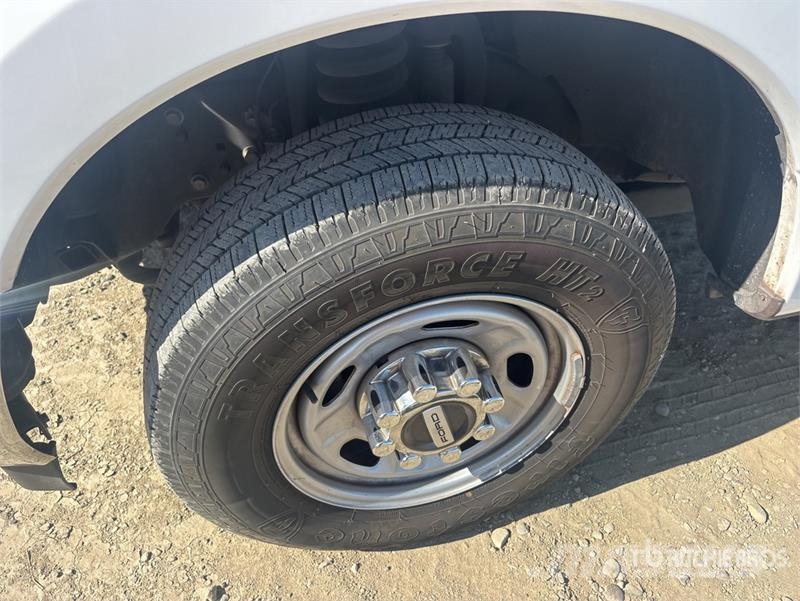 Ford F-250 XL 4x2 Crew Cab Pickup Ostalo