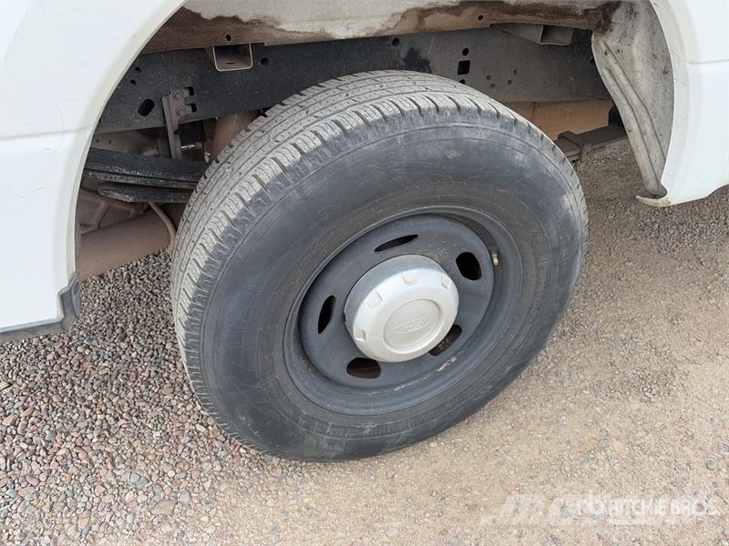 Ford F-250 XL 4x2 Crew Cab Pickup Други