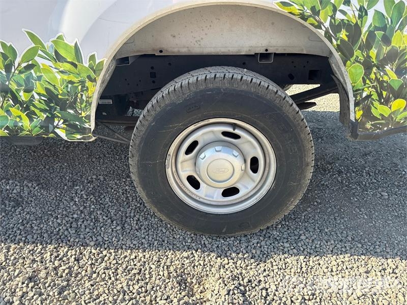 Ford F-250 XL 4x2 Crew Cab Pickup Andere Transporter