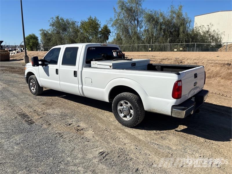 Ford F-250 XL 4x2 Crew Cab Pickup Otras furgonetas