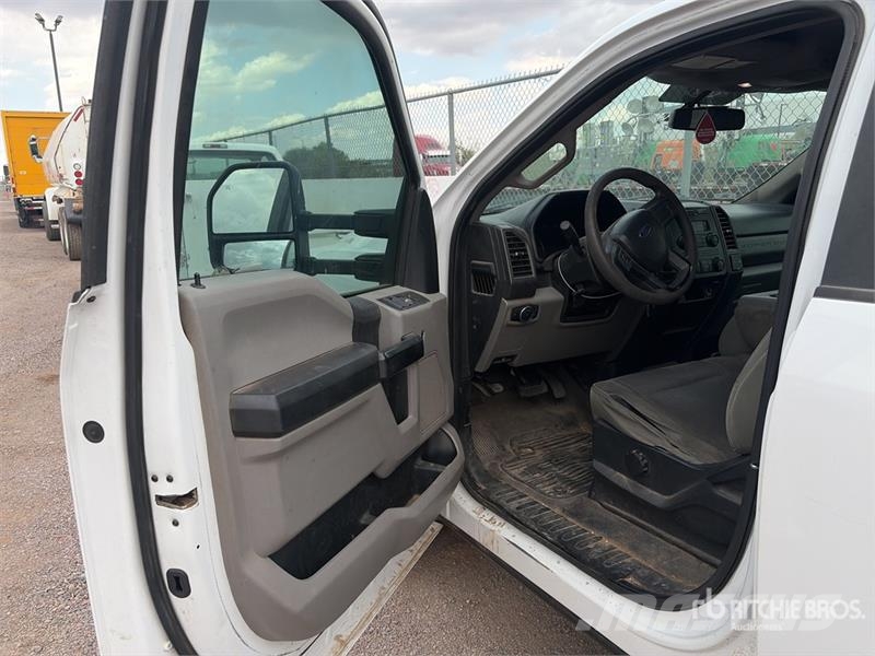 Ford F-250 XL 4x2 Crew Cab Pickup Други