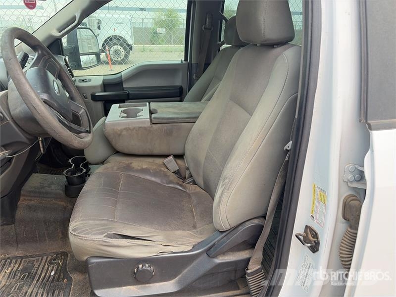 Ford F-250 XL 4x2 Crew Cab Pickup Други