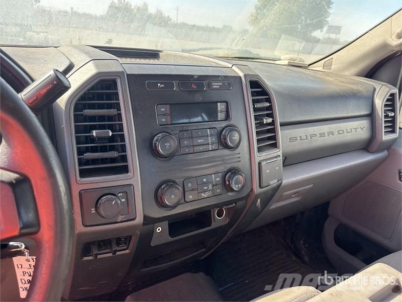 Ford F-250 XL 4x2 Crew Cab Pickup Egyéb