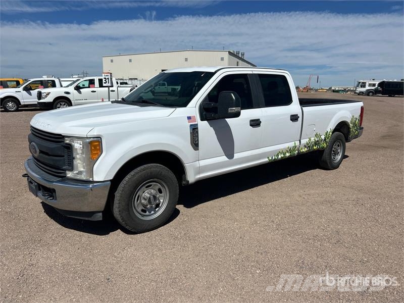 Ford F-250 XL 4x2 Crew Cab Pickup Muu