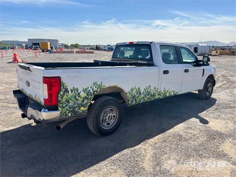 Ford F-250 XL 4x2 Crew Cab Pickup Прочие фургоны