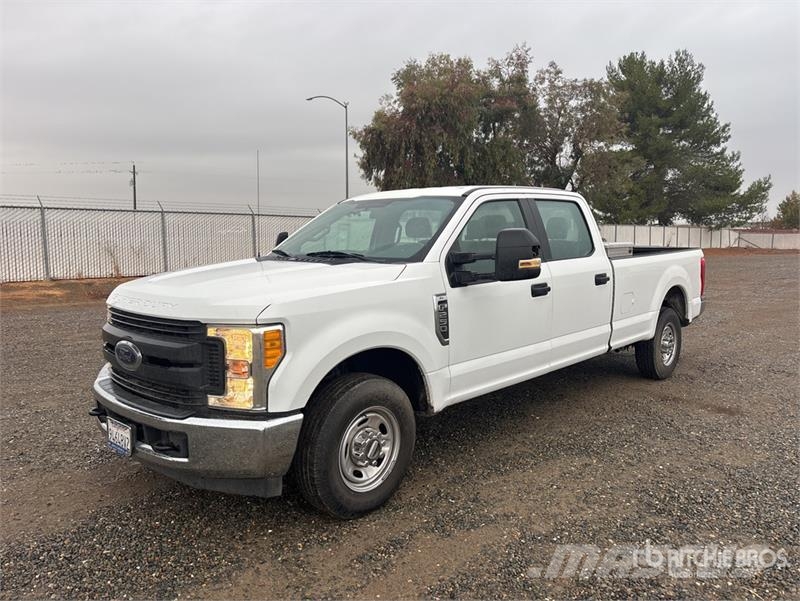 Ford F-250 XL 4x2 Crew Cab Pickup Furgoni altro