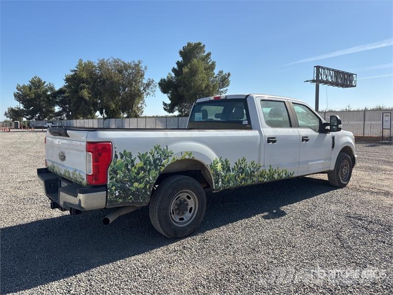 Ford F-250 XL 4x2 Crew Cab Pickup Egyéb