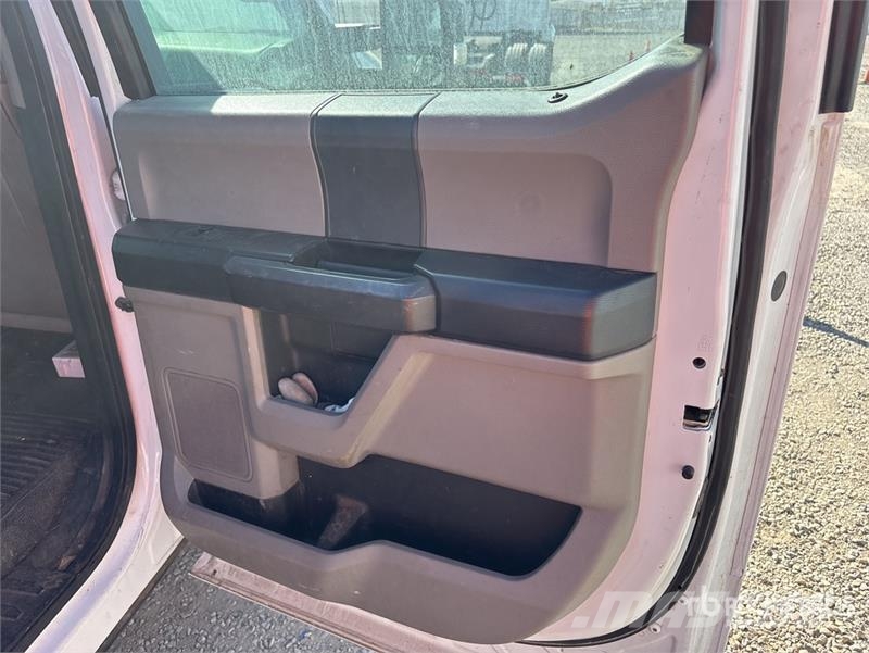 Ford F-250 XL 4x2 Crew Cab Pickup Egyéb