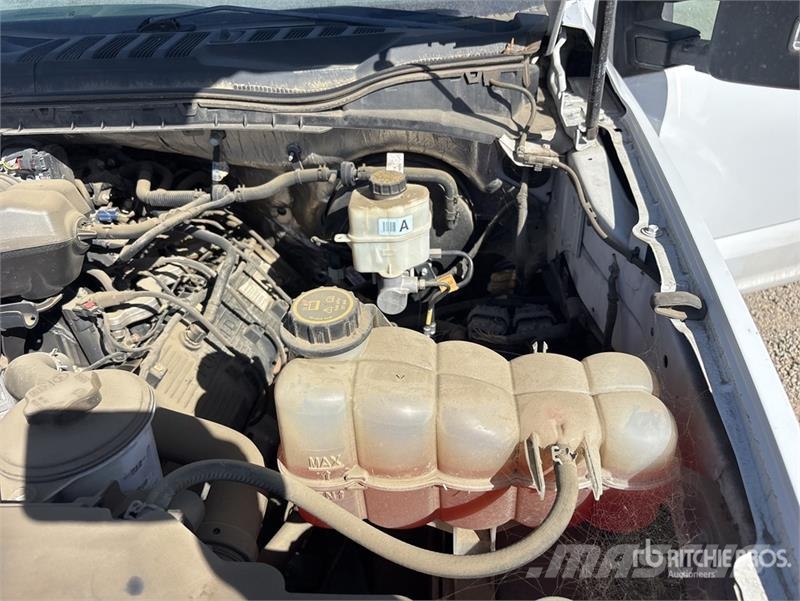 Ford F-250 XL 4x2 Crew Cab Pickup Egyéb