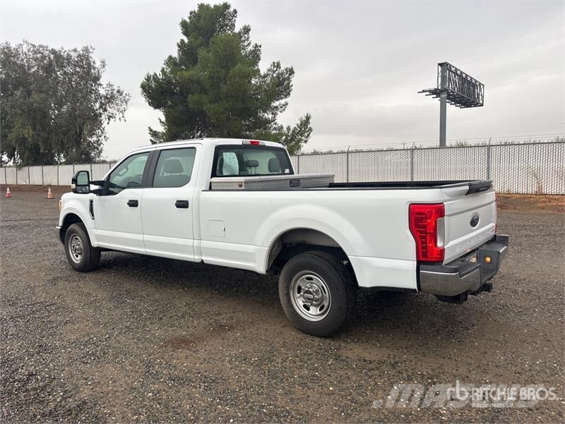 Ford F-250 XL 4x2 Crew Cab Pickup Furgoni altro