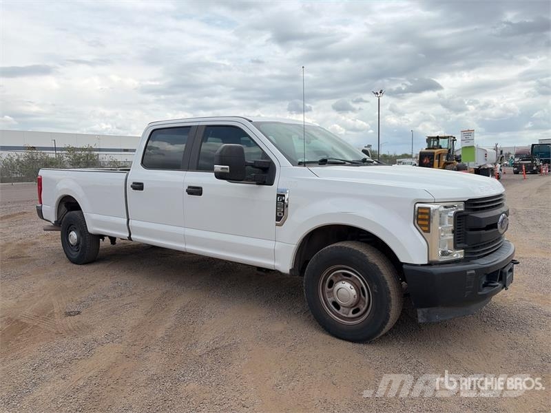 Ford F-250 XL 4x2 Crew Cab Pickup Други