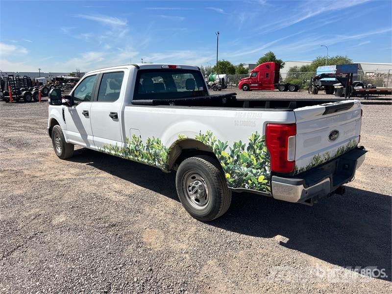 Ford F-250 XL 4x2 Crew Cab Pickup Прочие фургоны