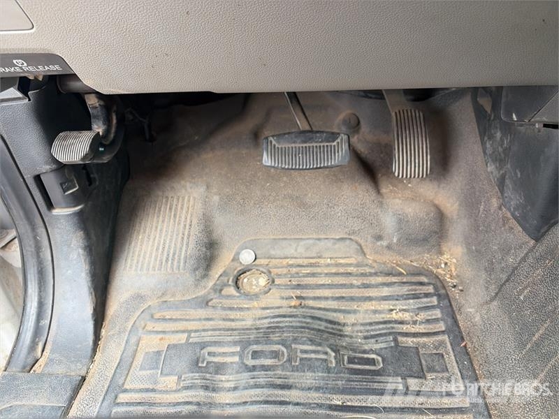 Ford F-250 XL 4x2 Crew Cab Pickup Други