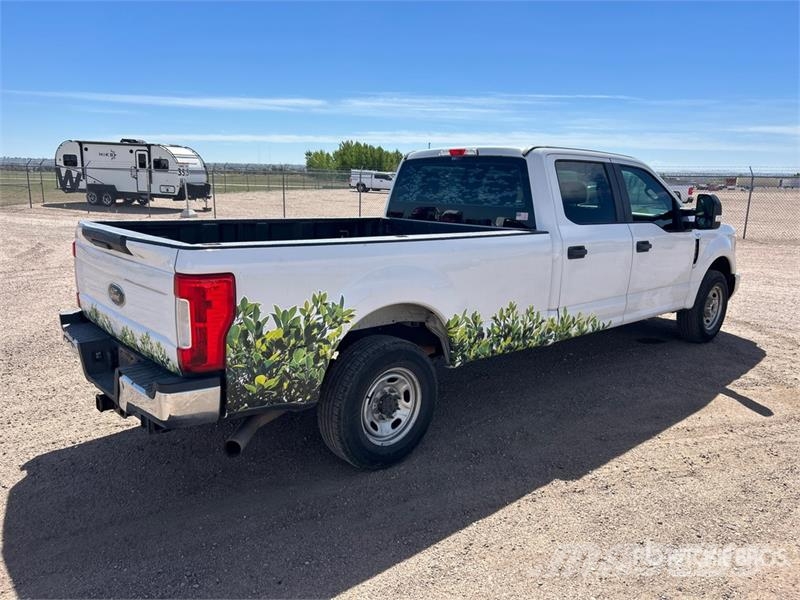 Ford F-250 XL 4x2 Crew Cab Pickup Muu