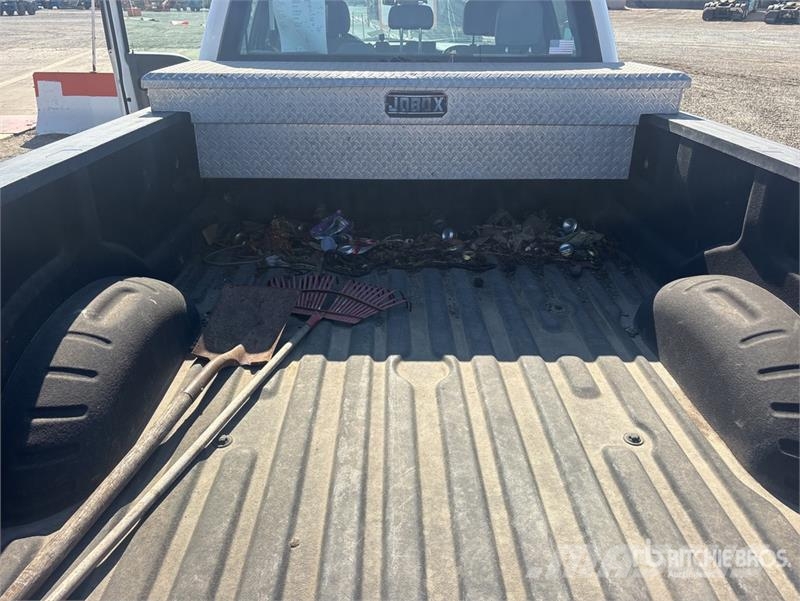 Ford F-250 XL 4x2 Crew Cab Pickup Ostalo