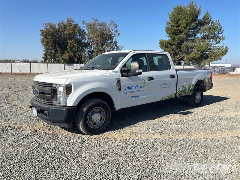 Ford F-250 XL 4x2 Crew Cab Pickup Andere Transporter