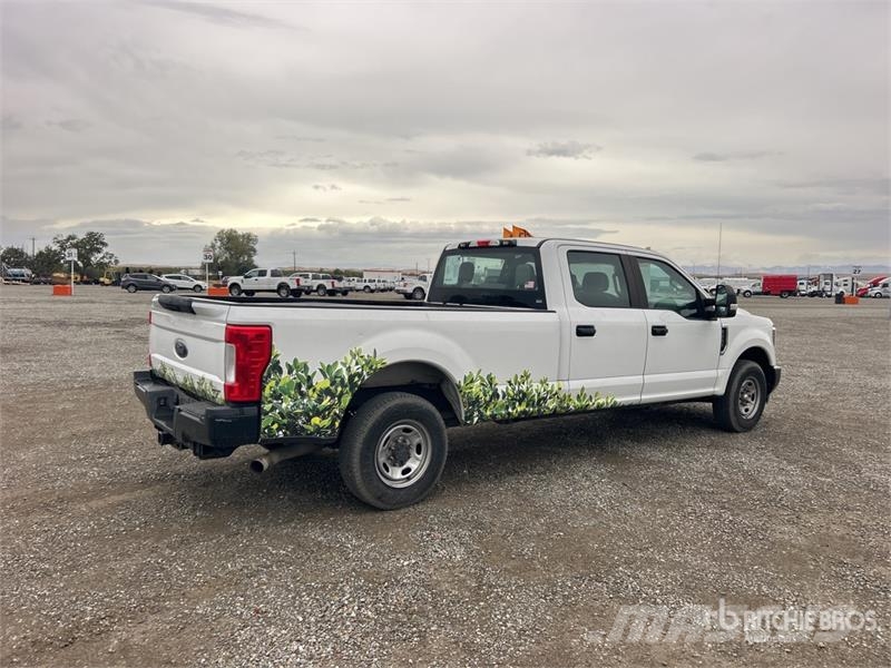Ford F-250 XL 4x2 Crew Cab Pickup Furgoni altro