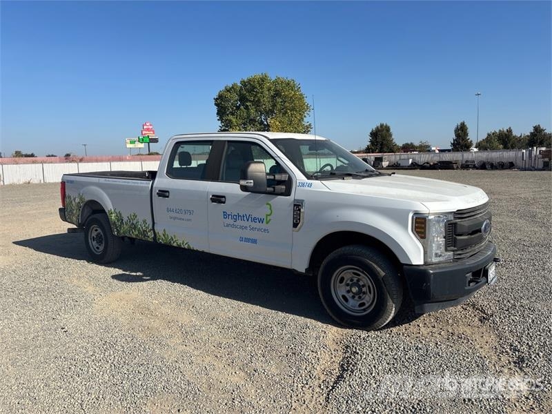 Ford F-250 XL 4x2 Crew Cab Pickup Andere Transporter