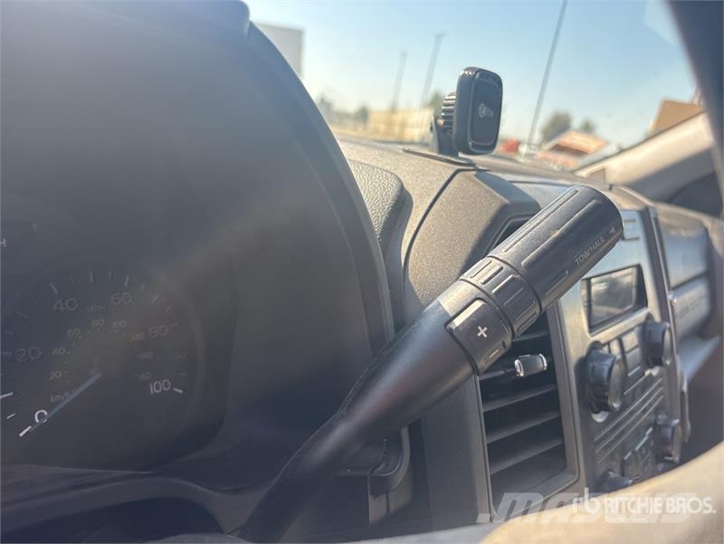 Ford F-250 XL 4x2 Crew Cab Pickup Ostalo