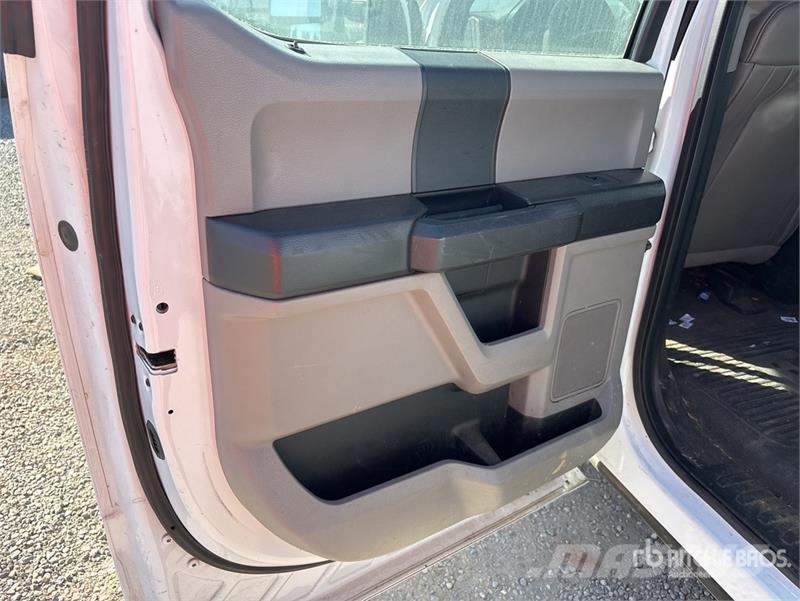 Ford F-250 XL 4x2 Crew Cab Pickup Egyéb