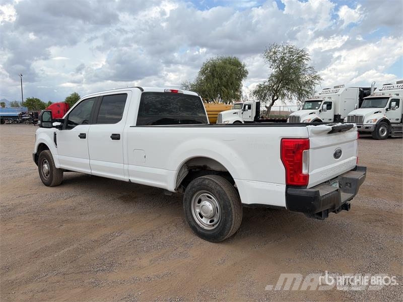 Ford F-250 XL 4x2 Crew Cab Pickup Други