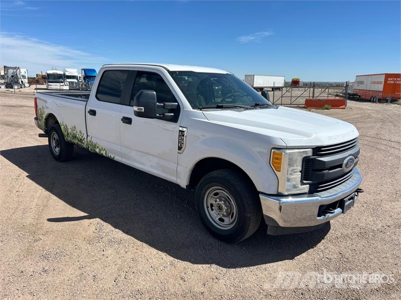 Ford F-250 XL 4x2 Crew Cab Pickup Muu