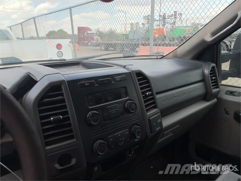 Ford F-250 XL 4x2 Crew Cab Pickup Други