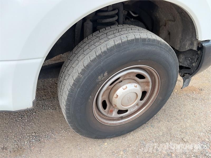 Ford F-250 XL 4x2 Crew Cab Pickup Други