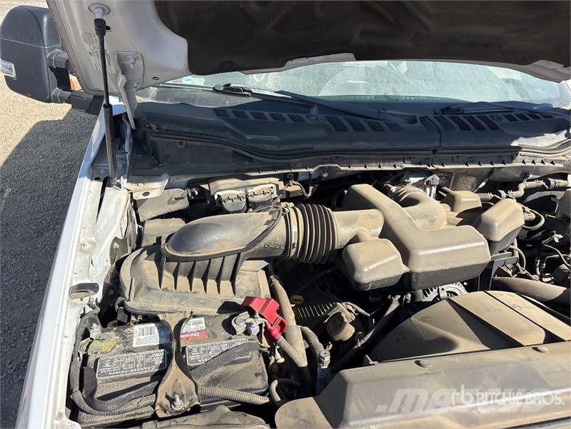 Ford F-250 XL 4x2 Crew Cab Pickup Egyéb