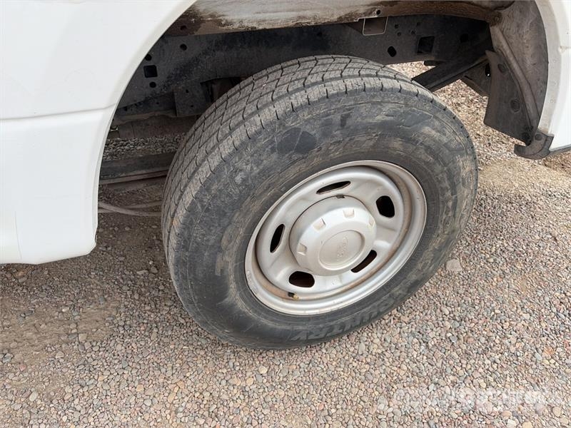 Ford F-250 XL 4x2 Crew Cab Pickup Други