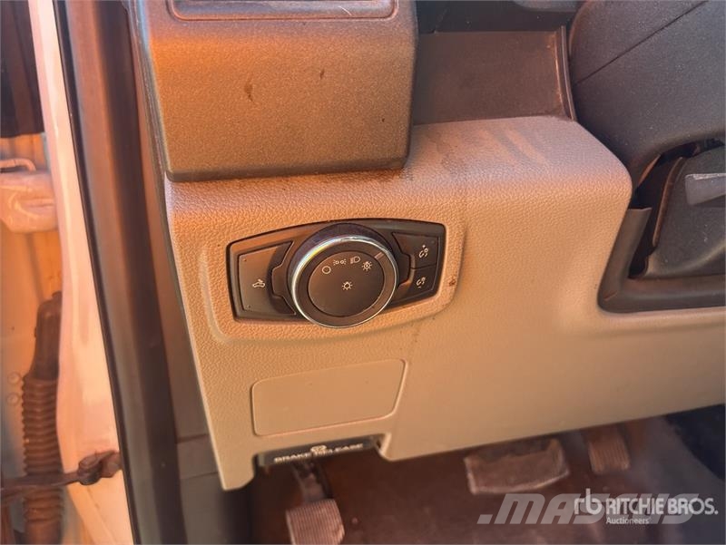 Ford F-250 XL 4x2 Crew Cab Pickup Ostalo
