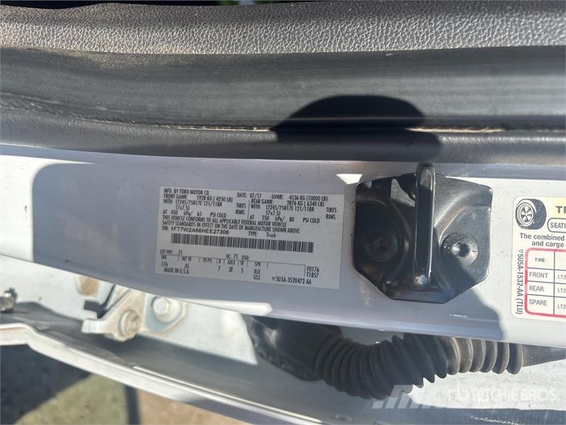 Ford F-250 XL 4x2 Crew Cab Pickup Ostalo